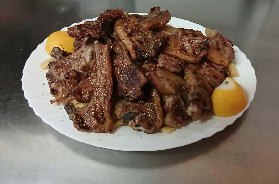 Grilled lamb chops with fries and lemon