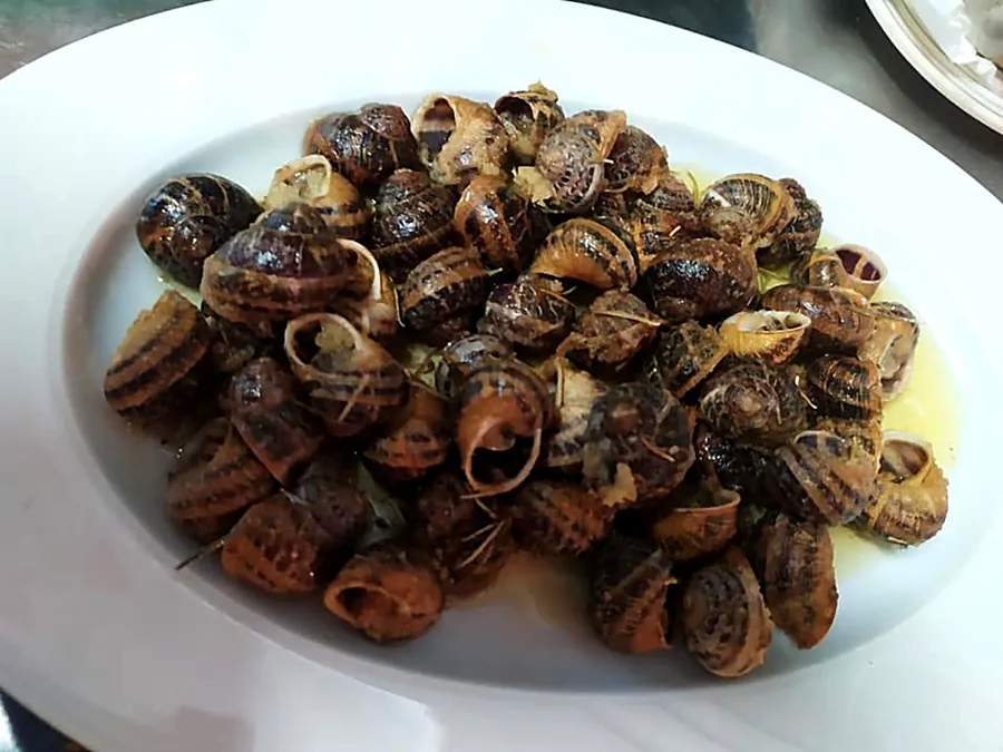Cretan snails (chochlioi boubouristi) on a platter